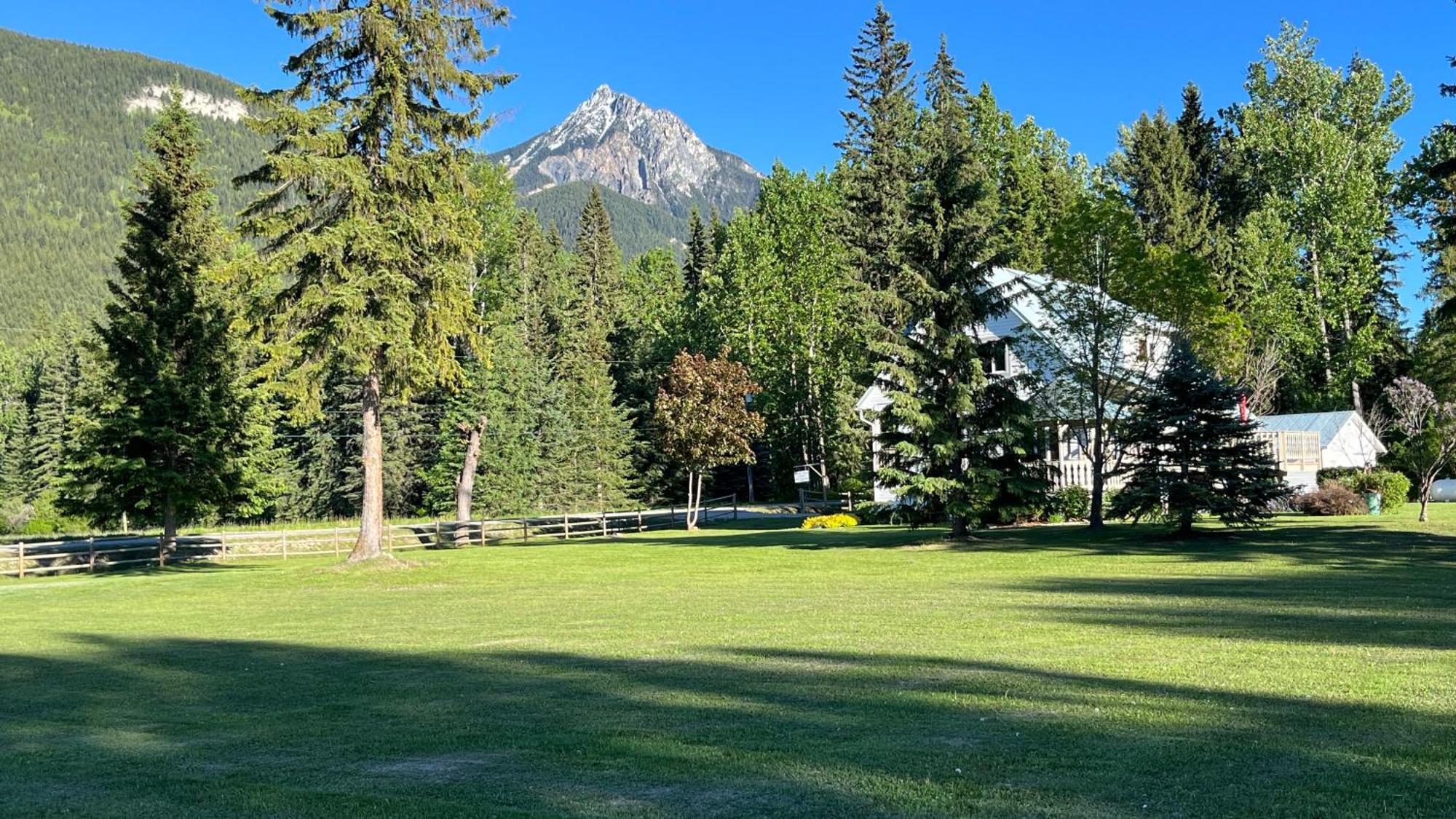 Bear Paw Lodge Голден Екстер'єр фото